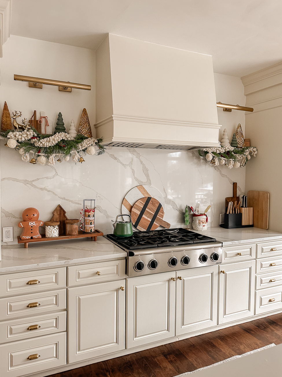 Christmas Kitchen. Traditional Christmas decor idea!