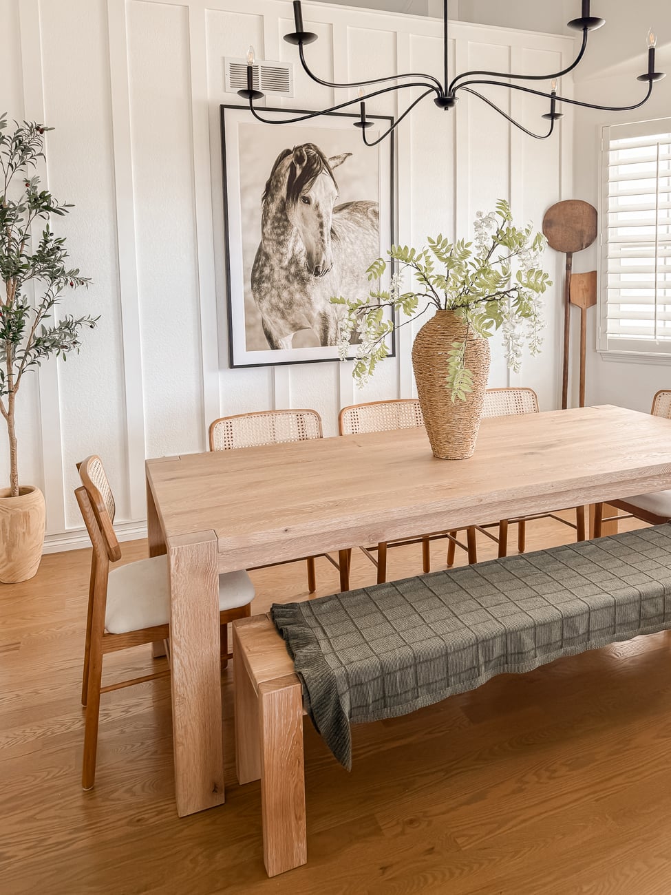 Modern farmhouse dining room.