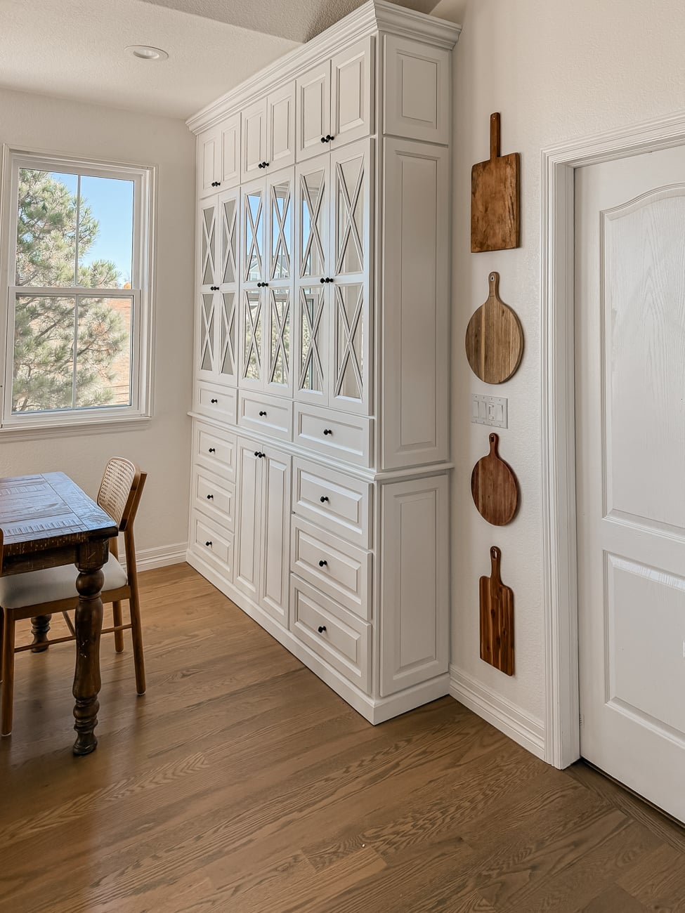 Easy Cutting Board Wall Decor. Simple decor idea for kitchen or dining room.