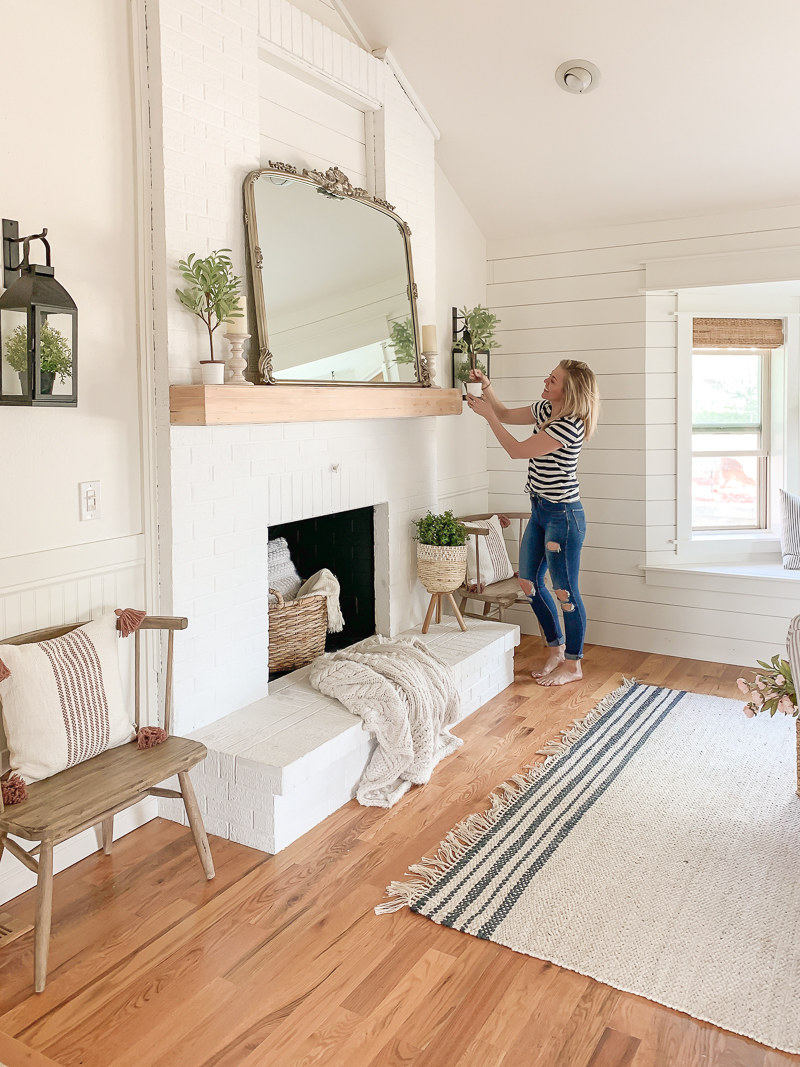Simple and Rustic Mantel Makeover. Farmhouse style fireplace.