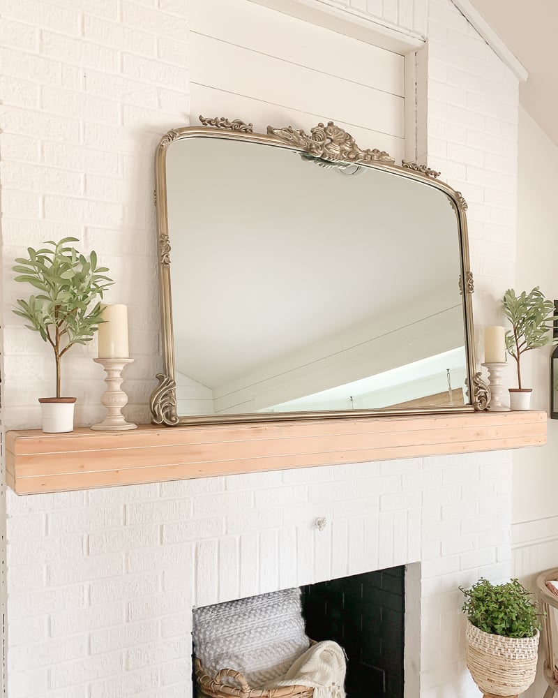 Simple and Rustic Mantel Makeover. Farmhouse style fireplace.