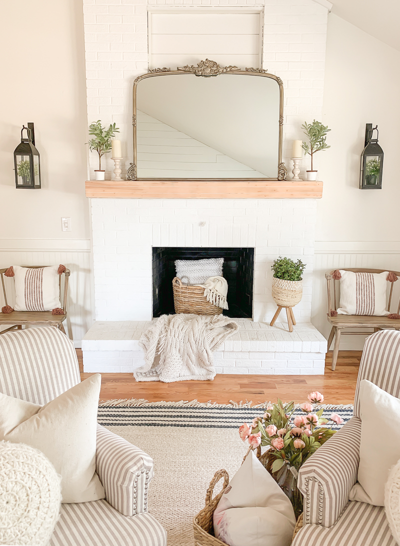 Simple and Rustic Mantel Makeover. Farmhouse style fireplace.
