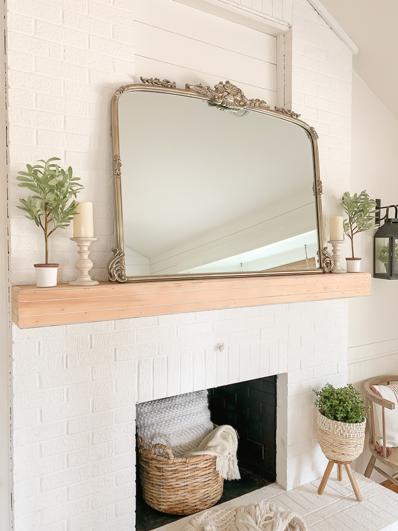 Simple and Rustic Mantel Makeover. Farmhouse style fireplace.