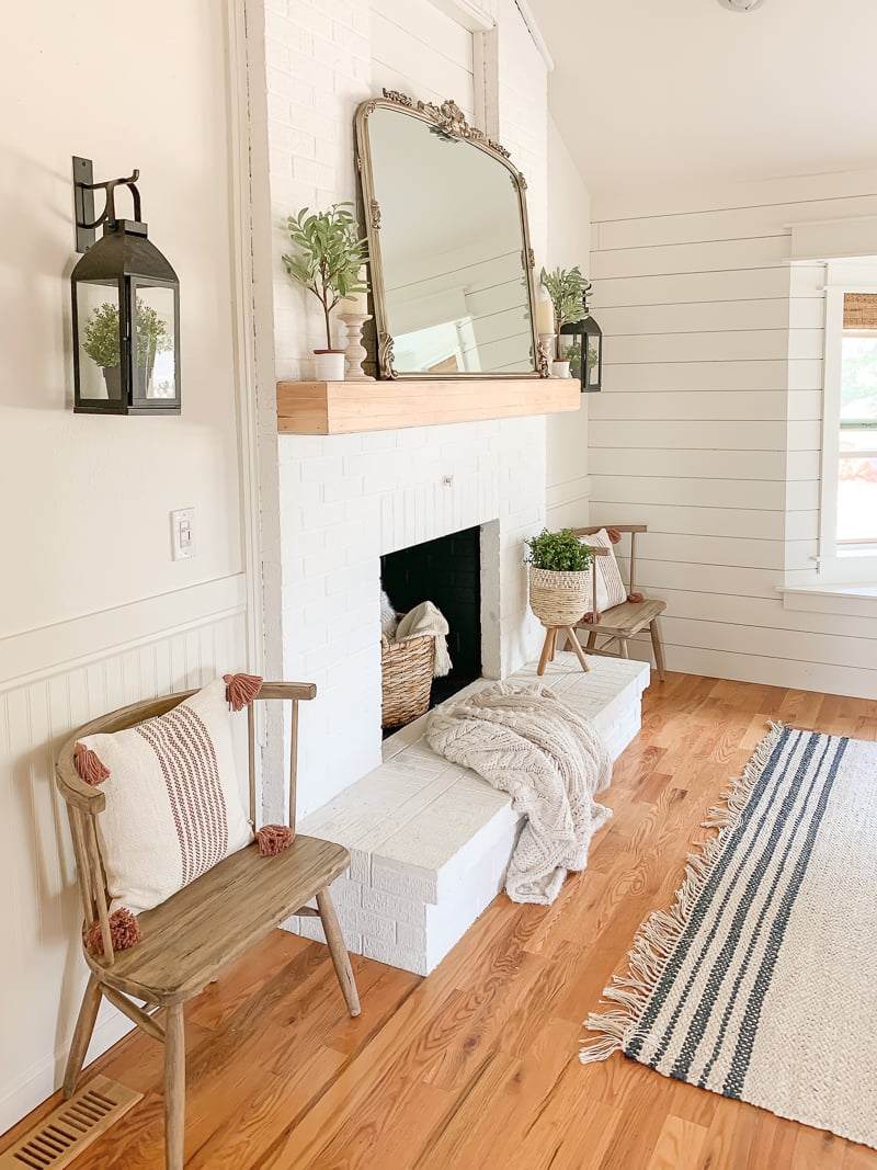 Simple and Rustic Mantel Makeover. Farmhouse style fireplace.