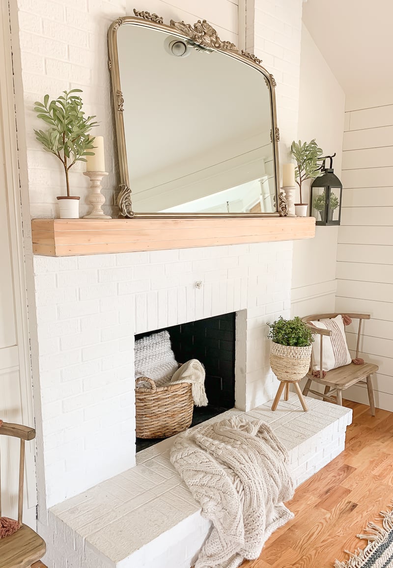 Simple and Rustic Mantel Makeover. Farmhouse style fireplace.