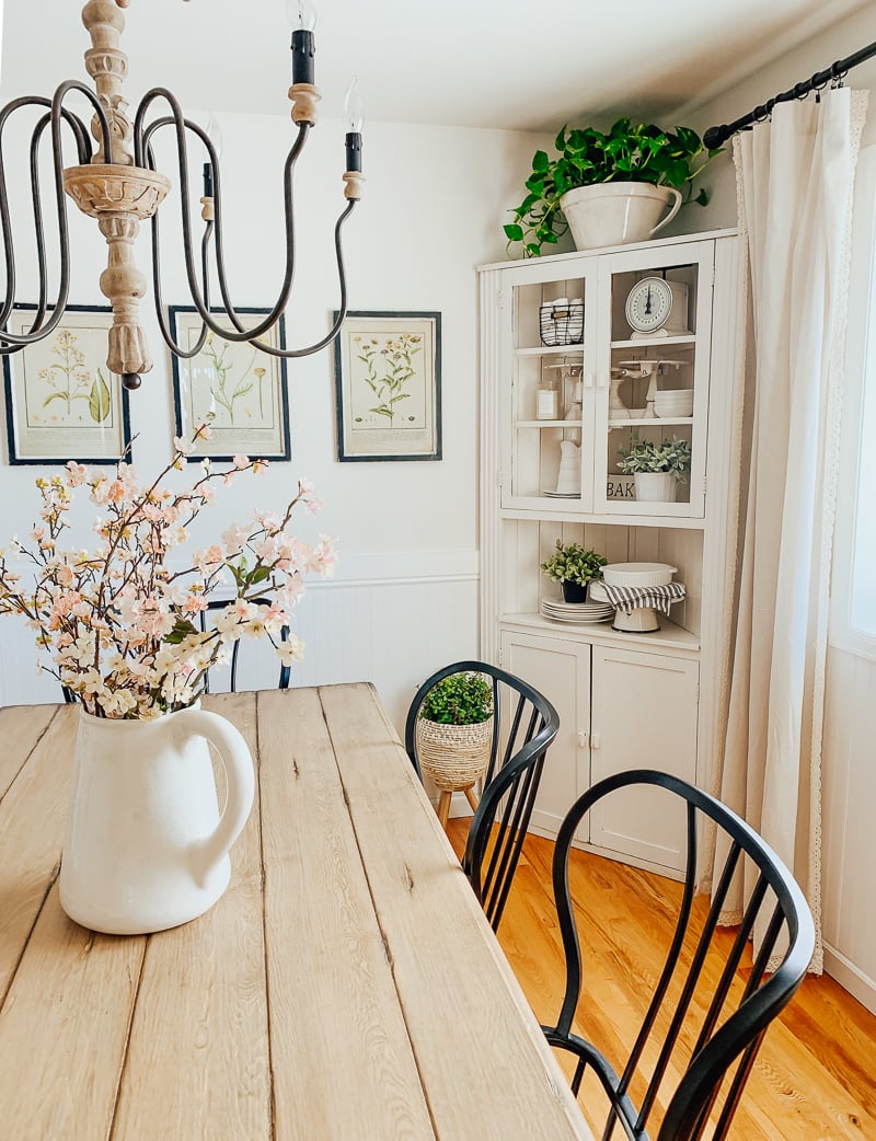 Simple Farmhouse Style Dining Room 