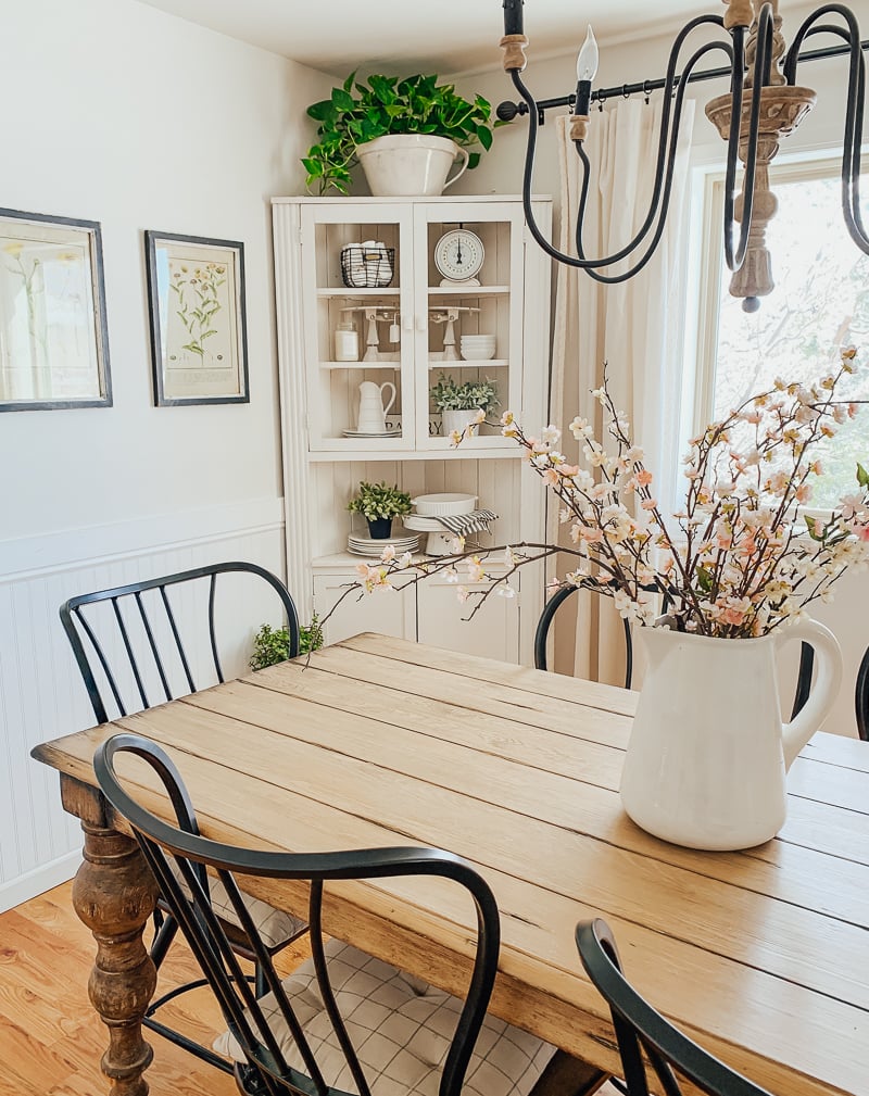 Simple Farmhouse Style Dining Room 