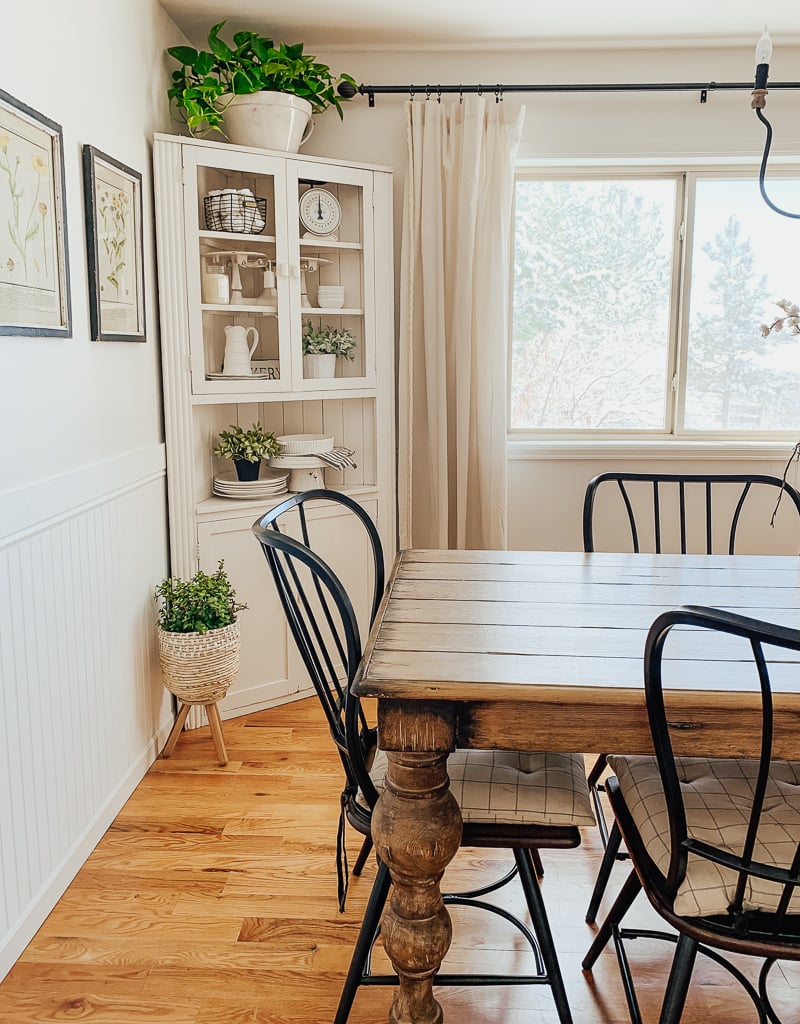 Simple Farmhouse Style Dining Room 