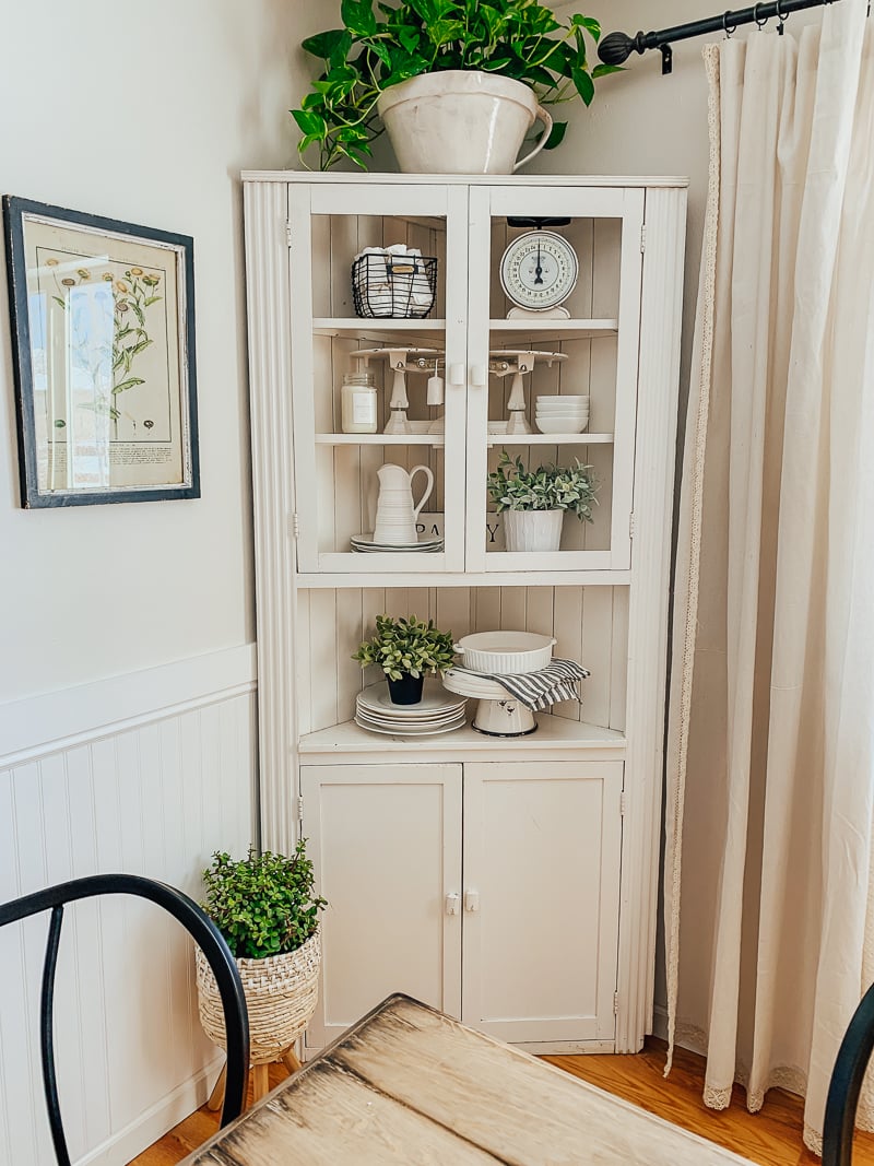 Simple Farmhouse Style Dining Room 