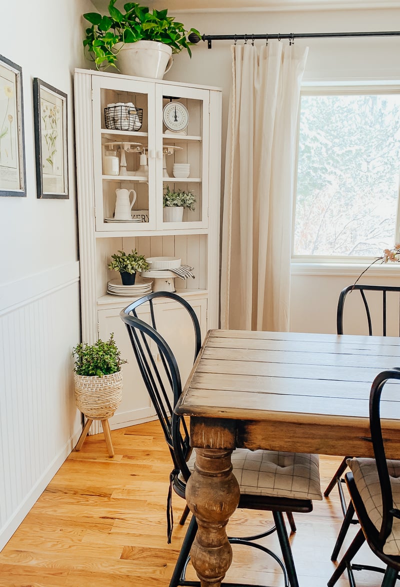 Simple Farmhouse Style Dining Room 