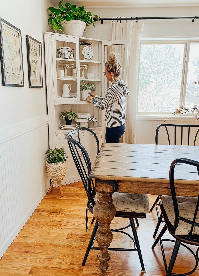 Simple Farmhouse Style Dining Room 