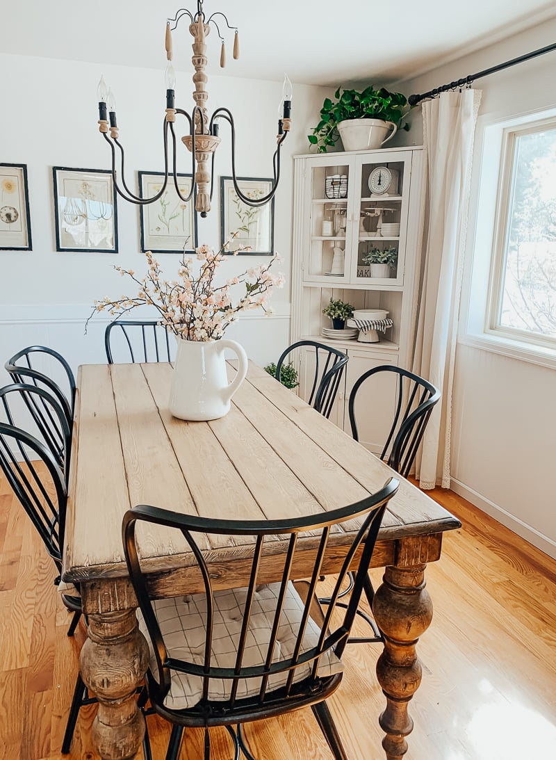 Simple Farmhouse Style Dining Room 