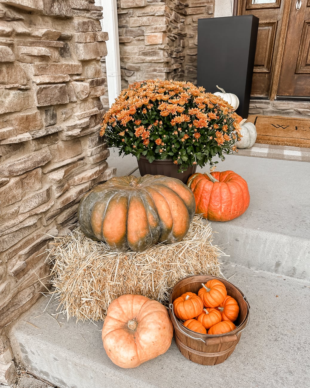 Fall Front Porch. Easy and simple fall porch ideas.