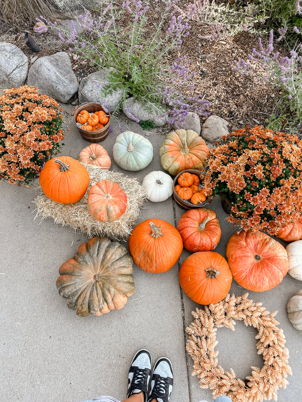 Fall Front Porch. Easy and simple fall porch ideas.