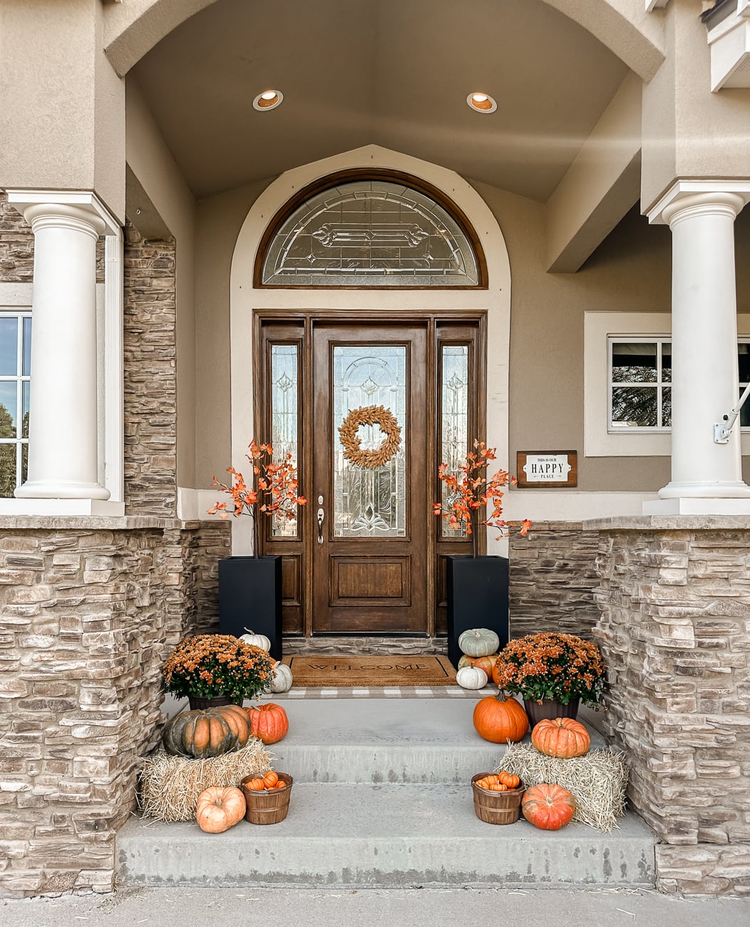Fall Front Porch. Easy and simple fall porch ideas.